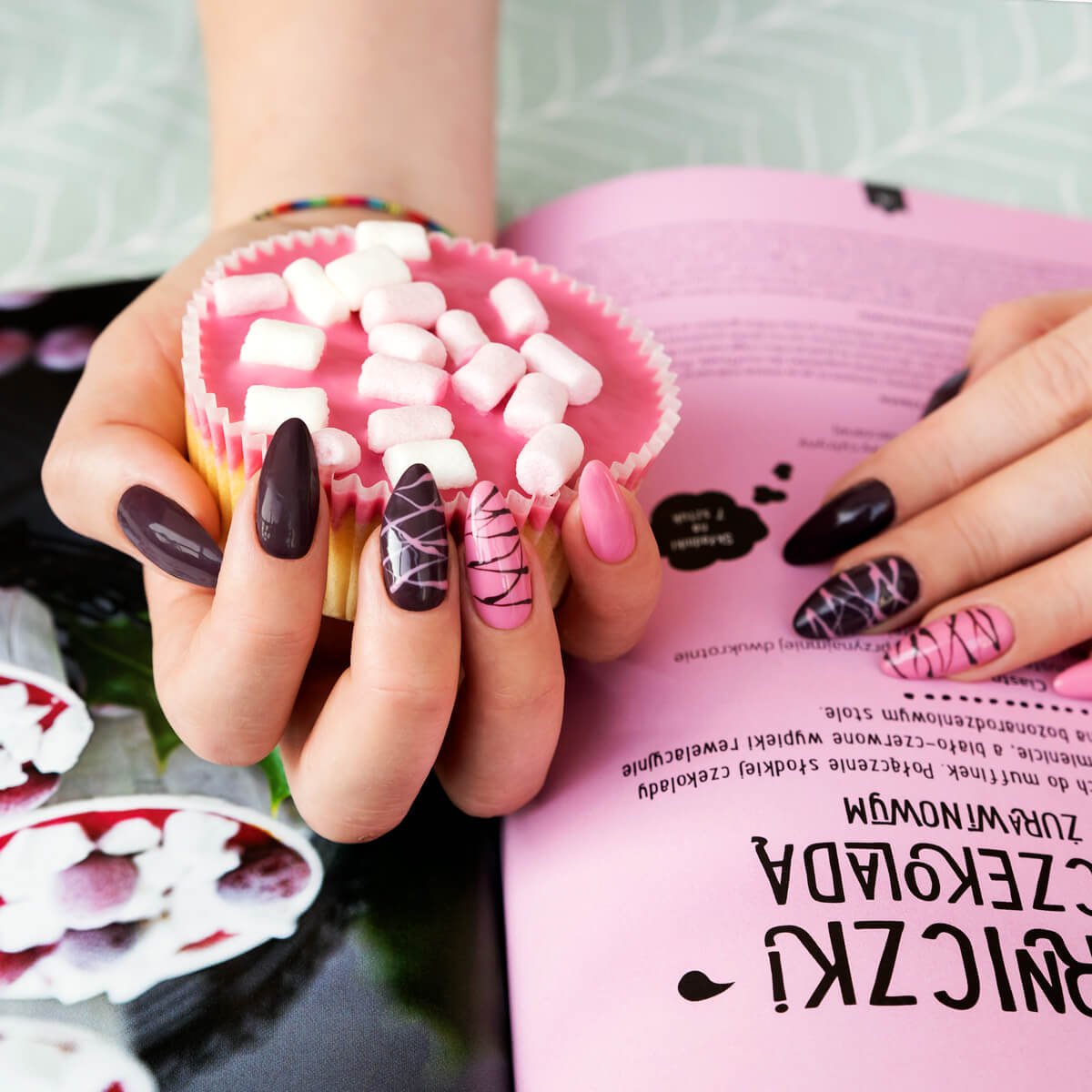HI HYBRID #222 DELICATE PINK 5ml - jasnoróżowy lakier do paznokci - obrazek 3