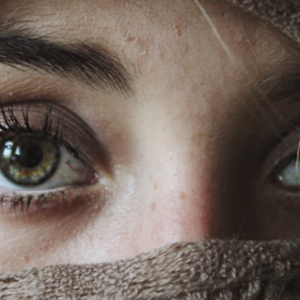 Laminowanie brwi – wszystko co ważne- efekty zabiegu, cena, wykonanie w domu Zalety i wady laminowania brwi