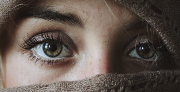 Laminowanie brwi – wszystko co ważne- efekty zabiegu, cena, wykonanie w domu Zalety i wady laminowania brwi